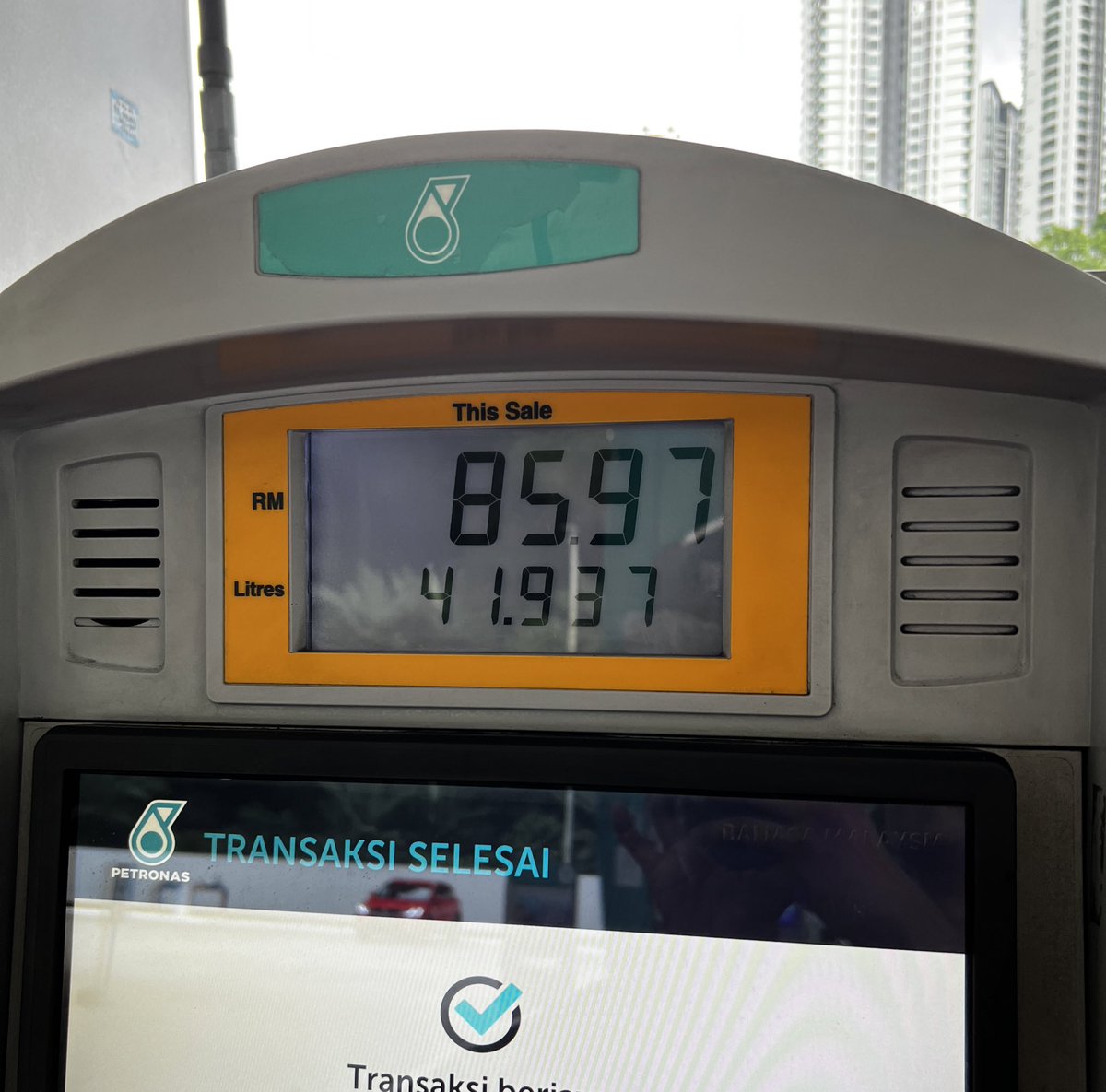 Terima kasih petronas. İşi minyak penuh hari ni, boleh tahan sampai tahun depan. Kuasa vroom2