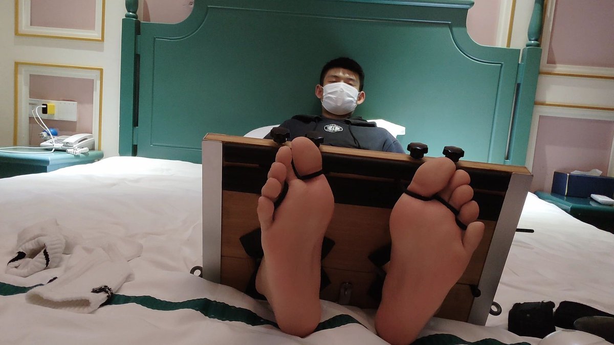 ne34647's tweet photo. 今天是运动员第二次与我约现，不过这次他同意了让我拍他脸的要求。感觉人挺帅的。43码的Jⅰo被我用足枷牢牢锁住，ee动弹不得只能被动的接受我的特殊按摩。 https://t.co/NbVj76mWww
