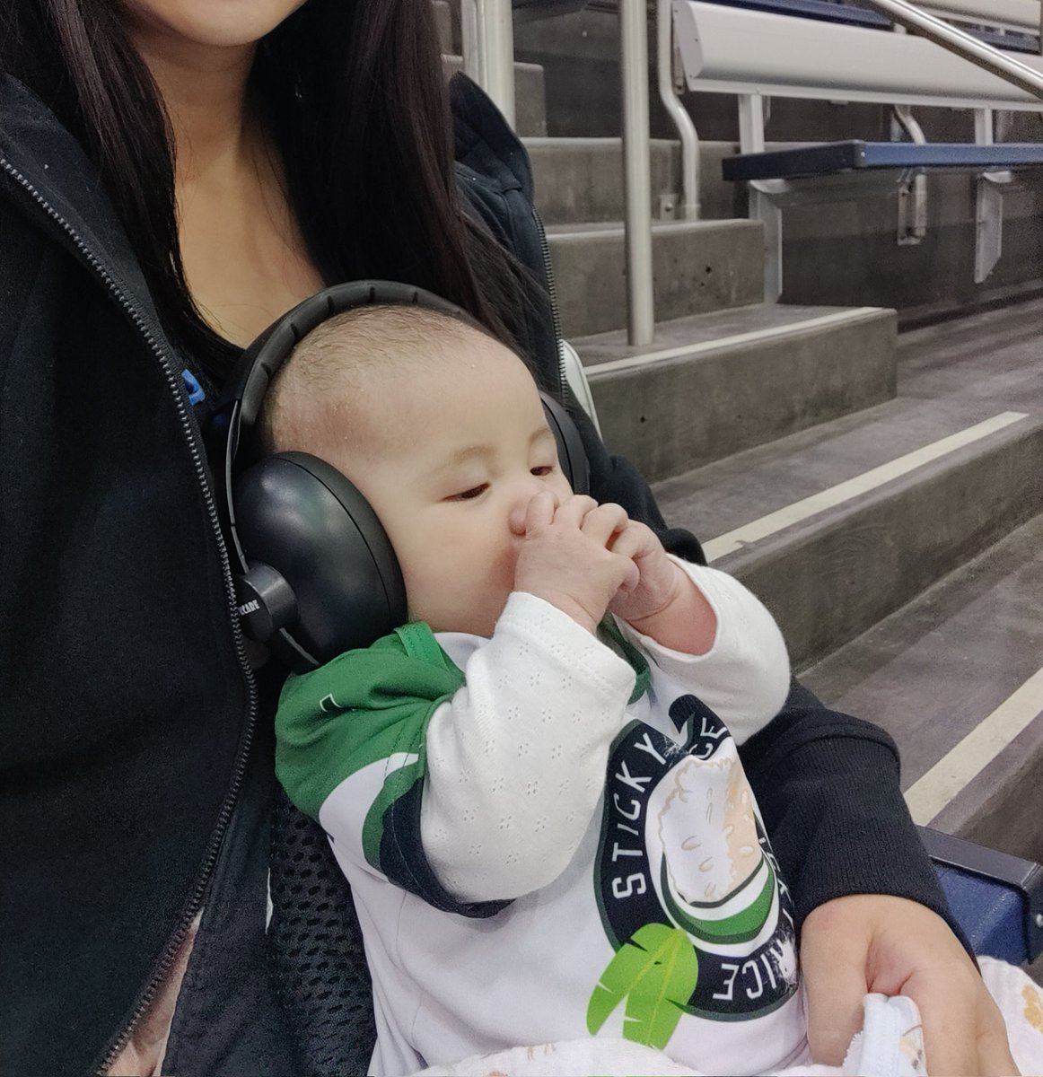 StickyIceHC's tweet image. When her hands are more interesting than the game. (Yes, that's Rosie's jersey she's wearing 😅)