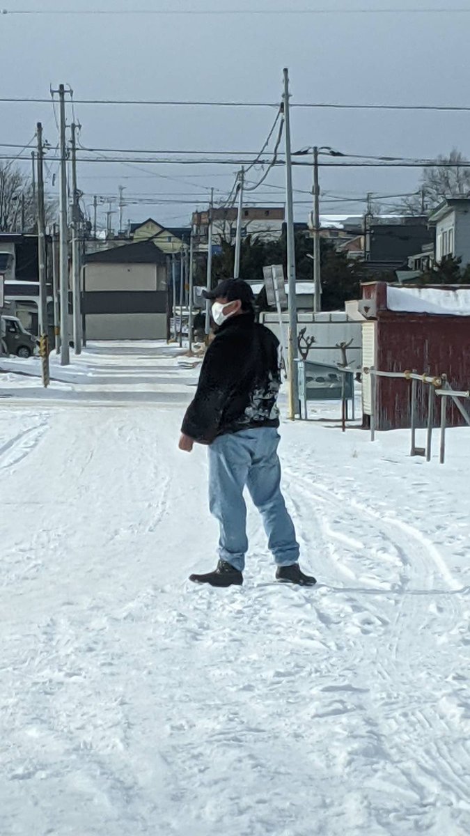 wild_sugichan's tweet photo. 妻の実家の帯広での思い出写真だぜぇ
発芽し始めたまま外に出て注目を浴びてしまい
食べ始めたばかりなのにもぉジャンバーにクリームついてるし
車探してたら転び、転んだことを家族に見せたいのにその家族が見つからなくて途方にくれてる写真だぜぇ
全てが楽しい思い出だぜぇ
しかし体つきおかしいぜ https://t.co/jMMy4SlNvH