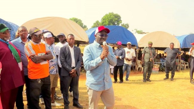 Sen. Monday Okpebholo, Chairman, Senate Committee on Public Procurement, formally declares his intention to vie for the number seat of Edo State at his Uwessan Irru, Ward in Esan Central Local Government Area of the state.

#Edo2024
#edoXforum
#Edo2024Election