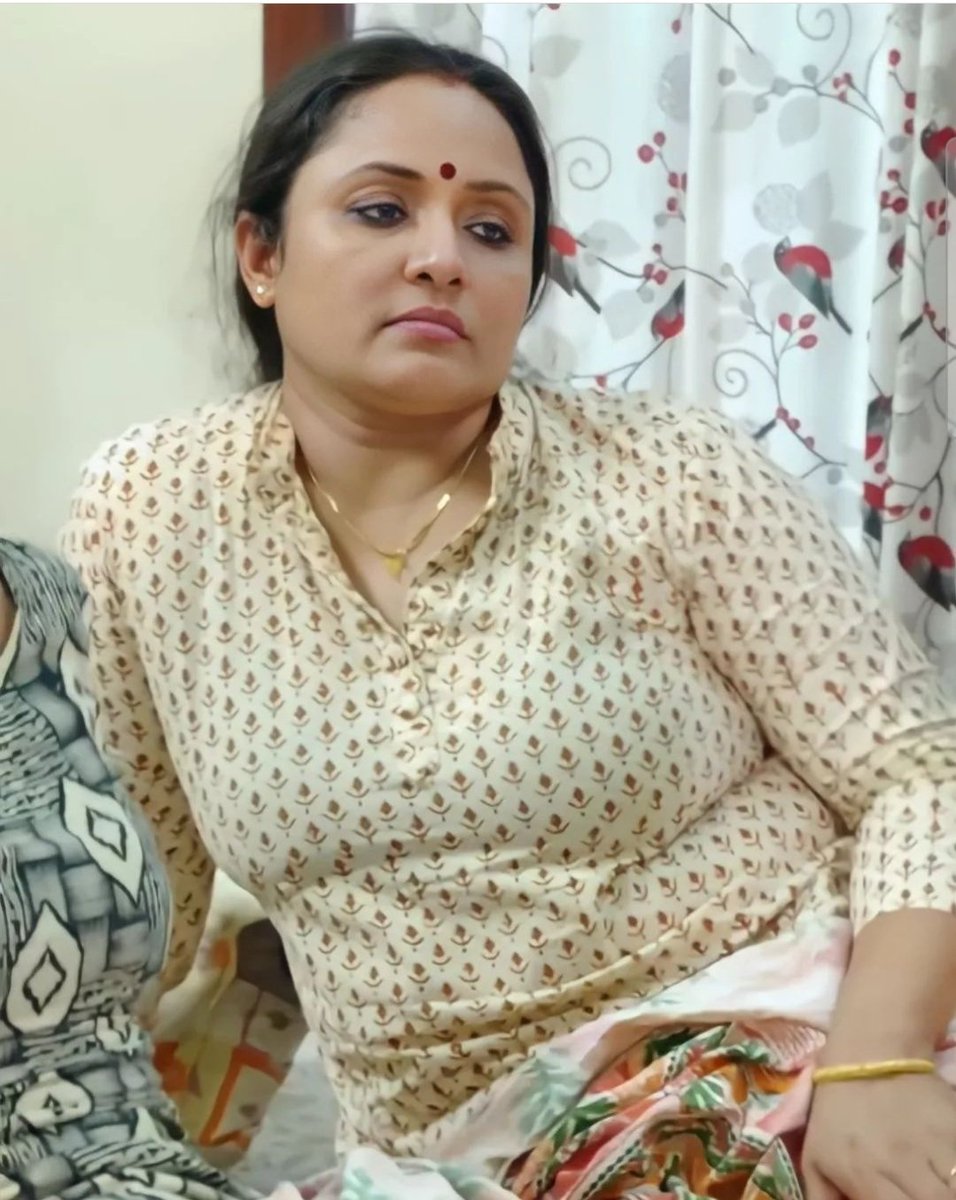 mommy_trollz's tweet photo. Thiruttu thevdiya amma. Veeta oru function na ellam uncles rummy cards aadrapa. Late night nalla tight dress pottu vanthu appan pakathulae utkanthu opposite la viladra mama ku route vuduva naara munda. Unga amma ooda thevdiya moments ah share pannunga boys 😉. https://t.co/Z6uEagy1W7