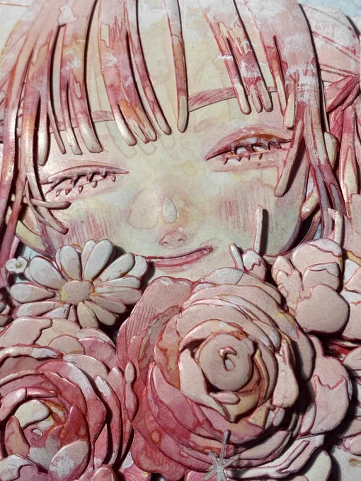 オカユウリさん名古屋個展「 #永遠の花を君へ」シャドーボックスを色んな角度から。  両手に抱えたたくさんの花を丁寧にパーツ分けし重ねてイラストに描かれた美しさそのまま立体化しました。  お花のひとつひとつはもちろん、密集した迫力も感じられます。
