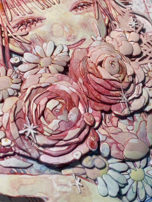 オカユウリさん名古屋個展「 #永遠の花を君へ」シャドーボックスを色んな角度から。  両手に抱えたたくさんの花を丁寧にパーツ分けし重ねてイラストに描かれた美しさそのまま立体化しました。  お花のひとつひとつはもちろん、密集した迫力も感じられます。