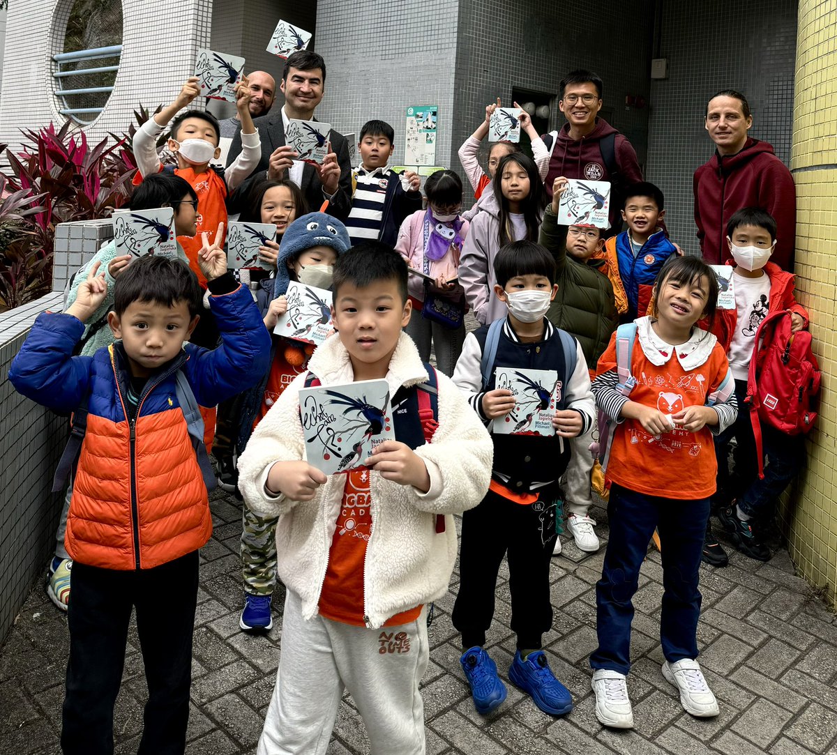 Myself, #CsabaHefler and #MatBaiano had an enjoyable time sharing our knowledge & experience with #BigBangAcademy students. Seeing students light up never gets old. Perhaps some future @CUHKScience students in the group! 👩‍🔬 🧬 🧪 #knowledgeexchange #outreach