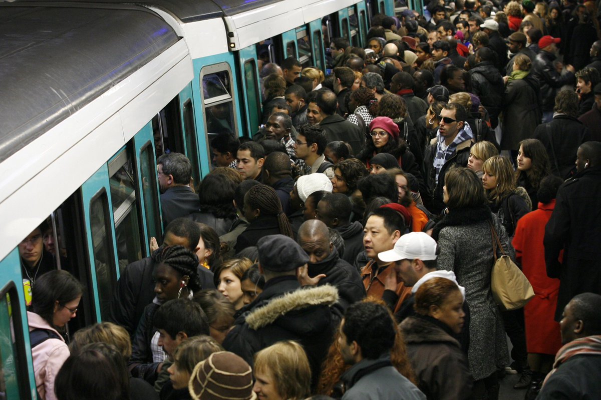 🎁Le Pass Navigo augmente demain de 2,8% à 86,4 euros Après l'augmentation de 11,8% de 2023 ! La raison ! ? L’inflation !! iledefrance-mobilites.fr/actualites/pas…