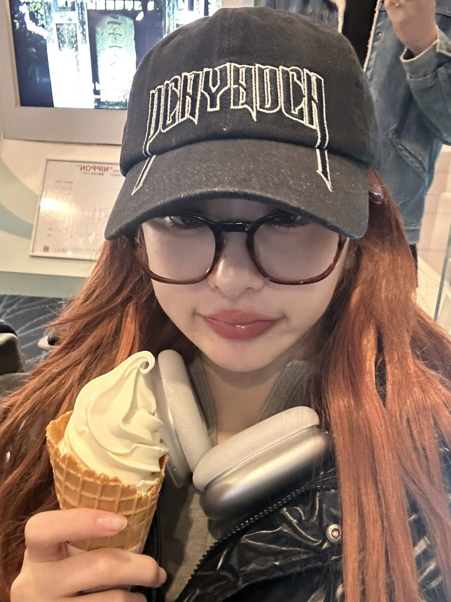 IM_LESSER4FIM's tweet photo. ice cream chillin chillin ice cream chilliiiiin 

#LARA 🐍 #LE_SSERAFIM https://t.co/uo6kHMsw3q