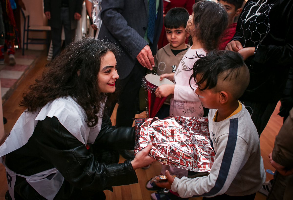 🎄 Yoksullukla Savaş Umudu Paylaş!

Yeni yıla emekçi mahallerindeki kardeşlerimizle, umudu ve dayanışmayı büyüterek giriyoruz.

📌 Ankara