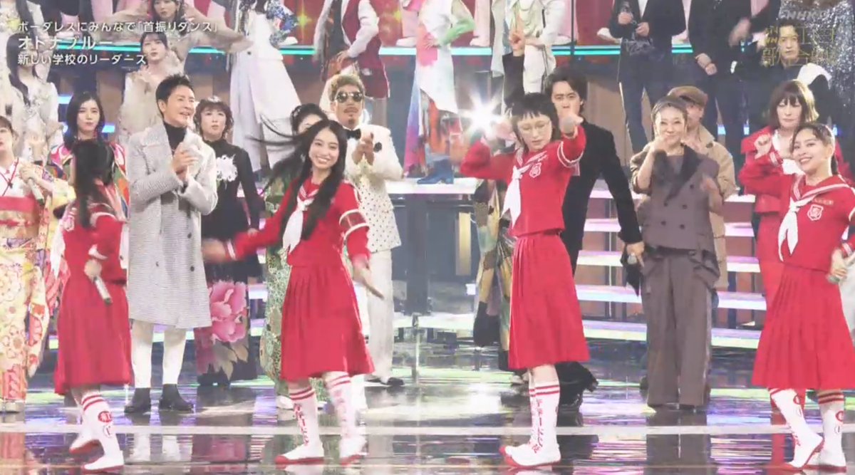geinou's tweet photo. What a way to open the show with Atarashii Gakko! Not newcomers, who only recently had their much deserved big breakthrough. They're so refreshing with a unique stage energy and a dance choreography I'd describe as "controlled chaos". Brilliant! #NHK紅白 #Kouhaku #Kohaku https://t.co/u5zd1wY8Qg