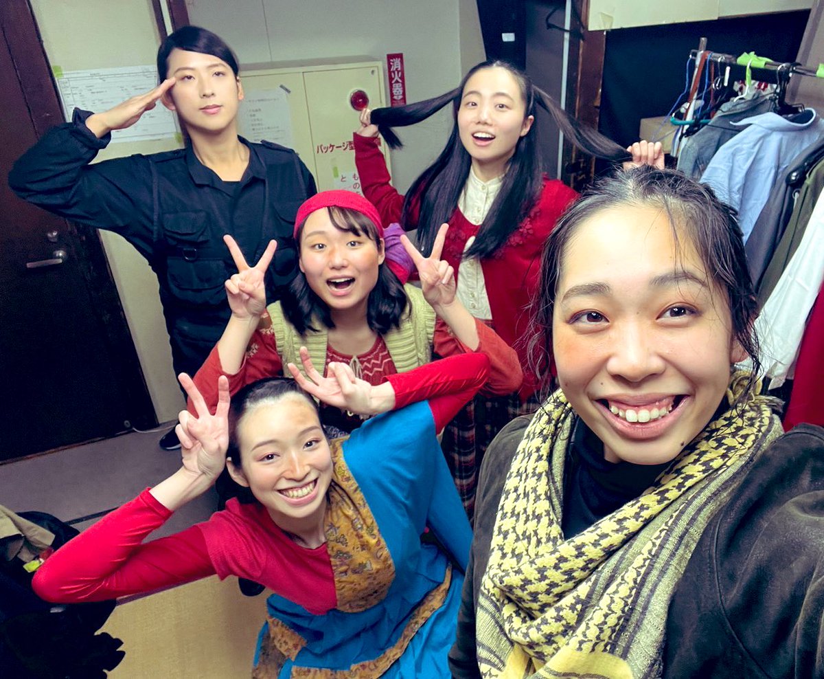 Emiko_Natuyagi's tweet photo. 2023年、大変賑やかで大変苦しく大変楽しい年でした🎉
終わって行くことばかりが頭を占めましたが
まだまだチャレンジが出来るぞ！と実感する日々でもありました。
宿題の山積みな年末年始でありますが📚
ひとまず、関わって下さった皆さま、良いお年をお迎えください🎊 https://t.co/XRIjUrcG53