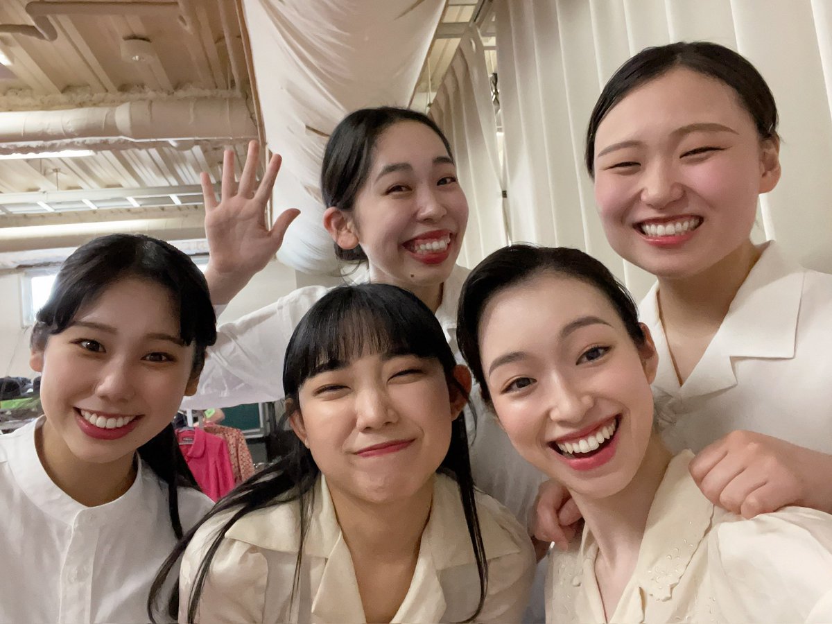 Emiko_Natuyagi's tweet photo. 2023年、大変賑やかで大変苦しく大変楽しい年でした🎉
終わって行くことばかりが頭を占めましたが
まだまだチャレンジが出来るぞ！と実感する日々でもありました。
宿題の山積みな年末年始でありますが📚
ひとまず、関わって下さった皆さま、良いお年をお迎えください🎊 https://t.co/XRIjUrcG53