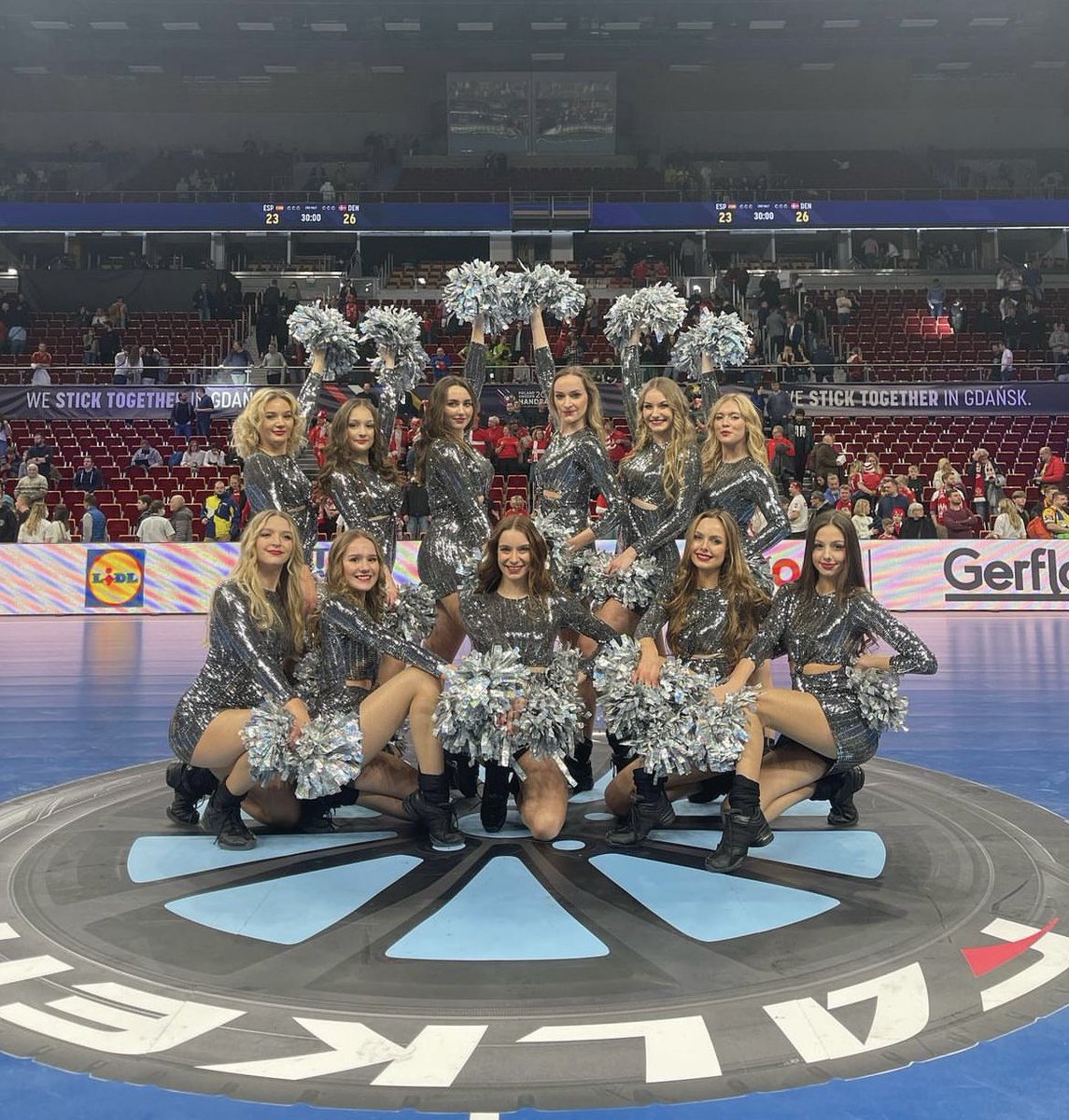CheersGdynia's tweet photo. [3/5]
Występ podczas Mistrzostw Świata w piłce ręcznej to dla nas wyróżnienie, którym rozpoczęłyśmy mijający właśnie rok. To co wyróżnia to wydarzenie w naszych wspomnieniach, to niesamowicie pozytywna atmosfera panująca na trubunach i dookoła całego wydarzenia 🩵 https://t.co/4ruO6FLPh6