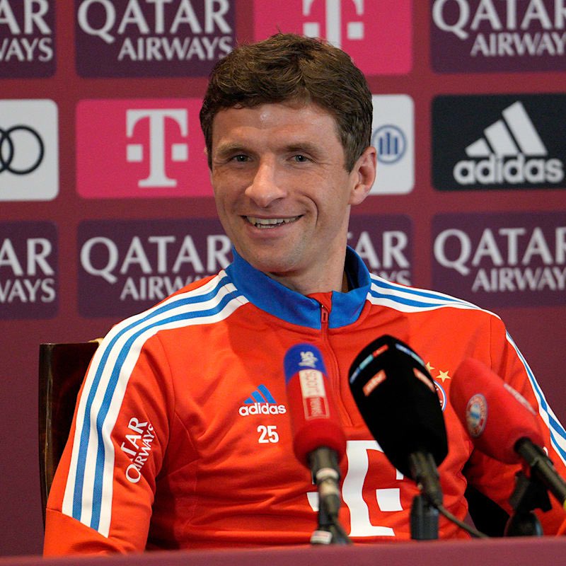 🇩🇪 Thomas Müller : « J'avais 9 buts dans ma vie, l'un d’eux était de gagner la Ligue des Champions avec le Bayern ! »

Journaliste : « Et les 8 autres ? »

Müller : « On les a mis contre Barcelone en 2020 ! ( rires ) »