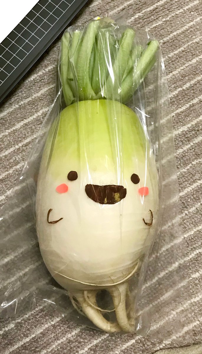 linkHref's tweet image. 丸っこい大根が可愛かったので買ってきました！
マットホップで袋に顔を描いてあげたら、めっちゃ似合ってて楽しかったです😀