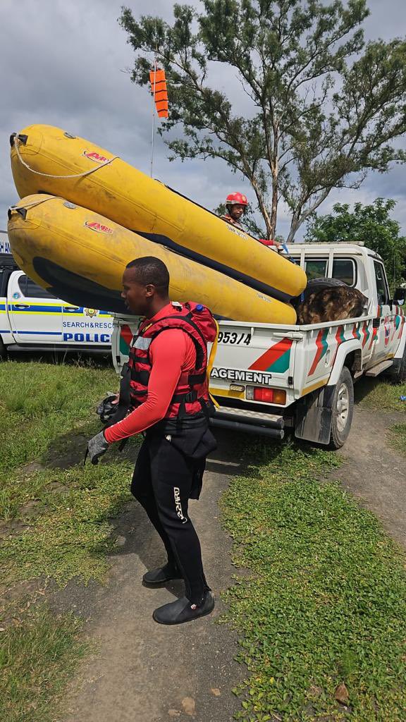 kzncogta's tweet photo. Continued Search and Rescue: The search and rescue mission in Ladysmith persistently continues as we strive to bring solace to affected families. #BeDisasterWise #GrowingKZNTogether #LadysmithFloods https://t.co/KgMoWmvlh0