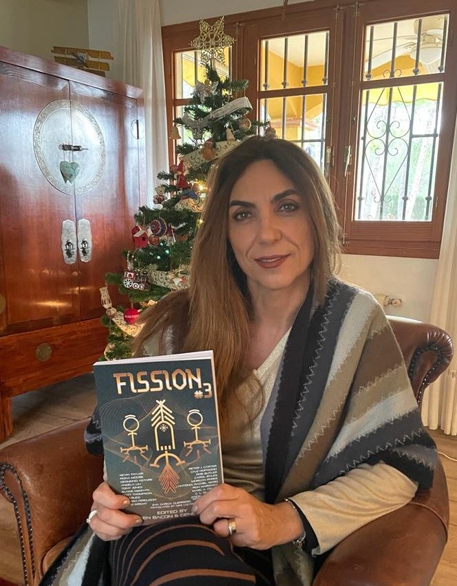 Evagarguerrero's tweet photo. Llegó el último día del año la revista Fission, la antología de la BSFA de UK en la que participé este año con el cuento The precious physical world, traducido por Mike Lucas, gracias al proyecto Spansion del @festivalcelsius
Foto navideña para celebrar el hito. 😉 https://t.co/8kNckJs2ve