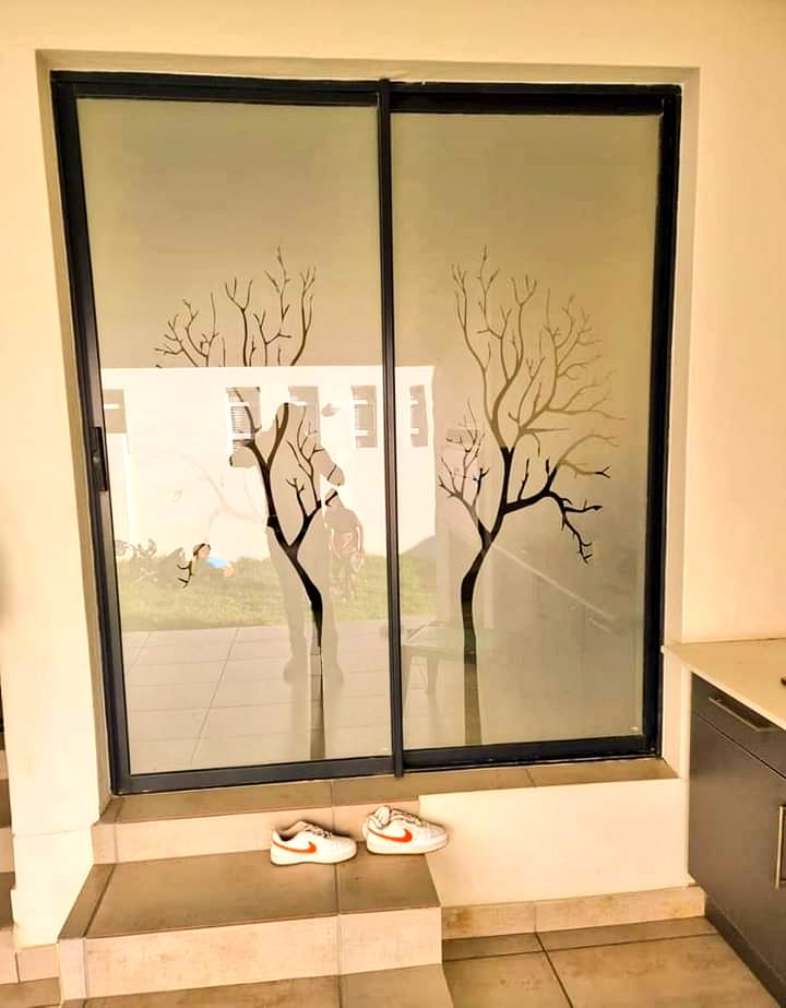 BlueSunCon's tweet image. Tired of Curtains &amp;amp; Blinds? 

Glass FROSTING could be the solution you've been looking for! 😍

Improve Privacy. Retain Natural Light. Create privacy with stylish frosted windows at home or work. 

Call/WhatsApp Now for a quote +263 779 727 069