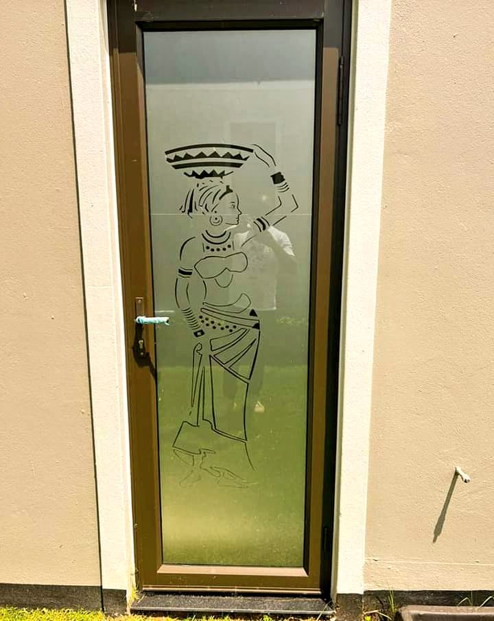 BlueSunCon's tweet image. Tired of Curtains &amp;amp; Blinds? 

Glass FROSTING could be the solution you've been looking for! 😍

Improve Privacy. Retain Natural Light. Create privacy with stylish frosted windows at home or work. 

Call/WhatsApp Now for a quote +263 779 727 069