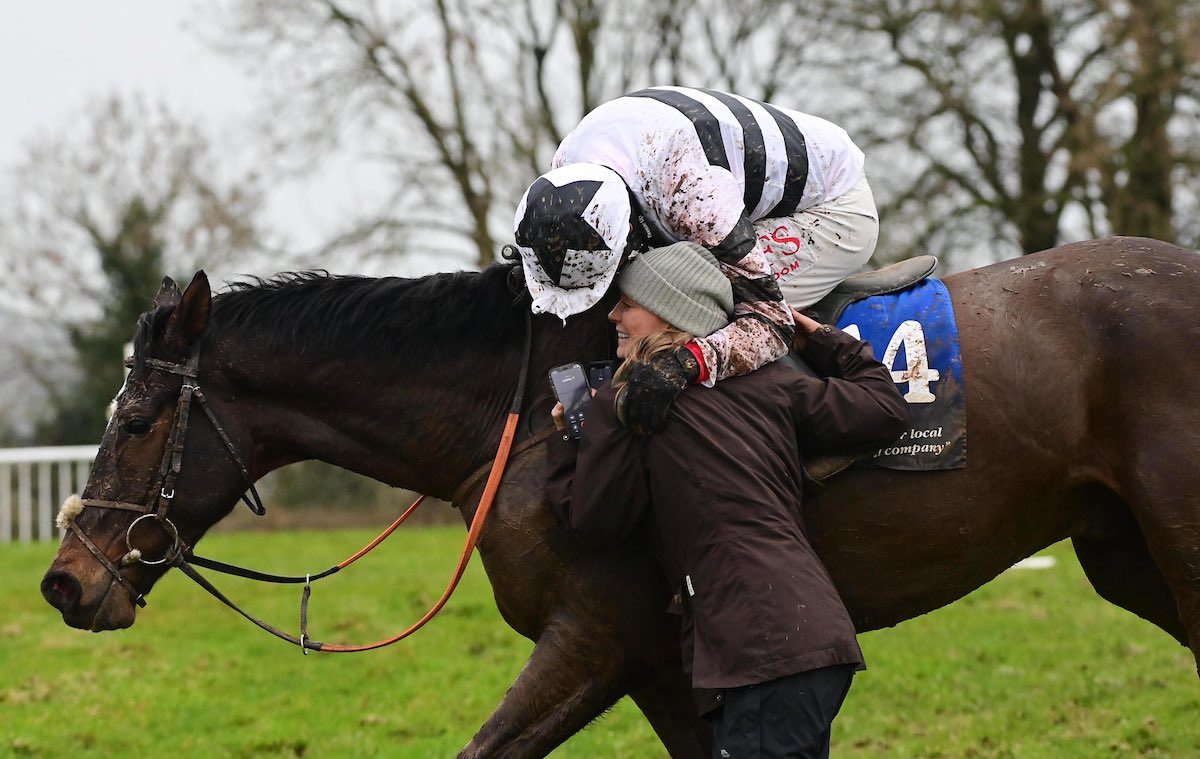 A double yesterday in Dromahane for @DerekOConnor82 both winners for @EllmarieHolden ✌️ 📸 healyracing.ie