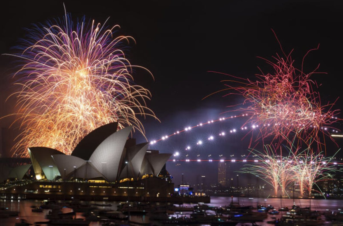 Sydney Harbour Bridge  9:00PM  fireworks Photo: Dion Georgopoulos @smh LIVE gallery here smh.com.au/world/oceania/…