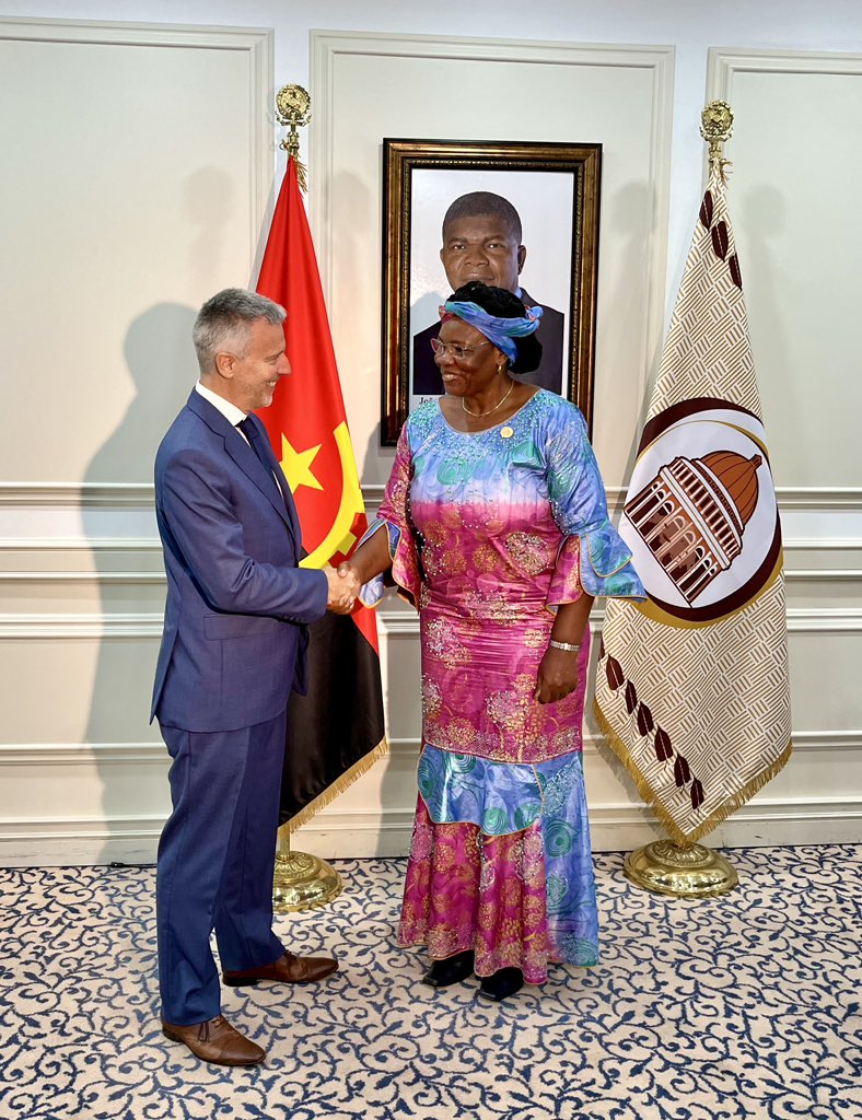 Muito obrigado, Angola por mais um ano fantástico !

Grato e orgulhoso de representar a Argentina juntamente com uma grande equipa neste país 

Na esperança de que 2024 nos permita reforçar ainda mais a relação bilateral, desejo a todos um ano novo bwe feliz e próspero 💫