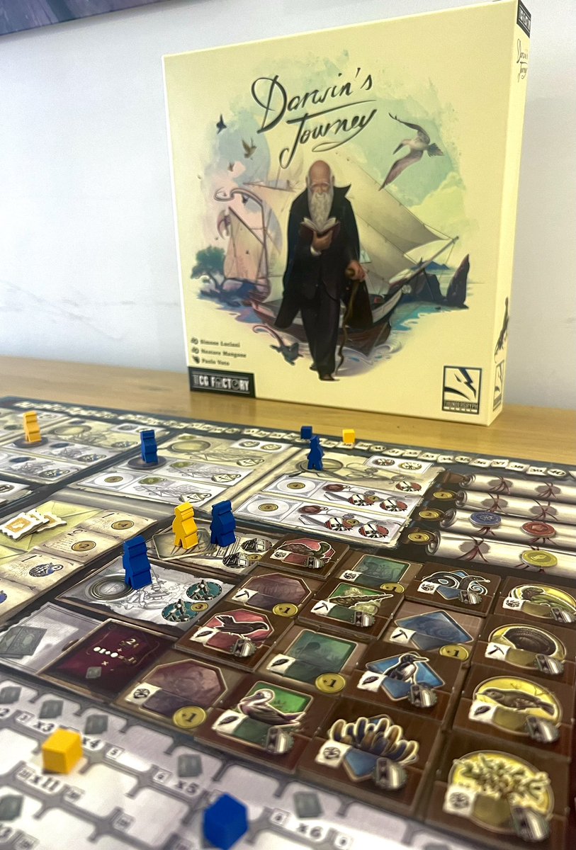 ParisJoseph77's tweet photo. Cerramos el año con una partida al juego que más me ha gustado y me ha hecho disfrutar este año, el número 1 en mi top 2023🏆🔝
Emprendemos el último viaje del año✅
#darwinsjourney #tcgfactory #thundergryphgames #juegosdemesa #boardgames #bgg #boardgamesgeek #tabletopgames https://t.co/uLvINRhIUO