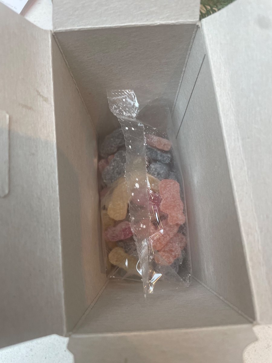 marnold56's tweet photo. @MDLZ this seems to be a ridiculous amount of cardboard for this amount of sweets. Anyone would think you’re trying to con your customers into thinking the box is full. Or even half full… https://t.co/sSmLyg1x1I