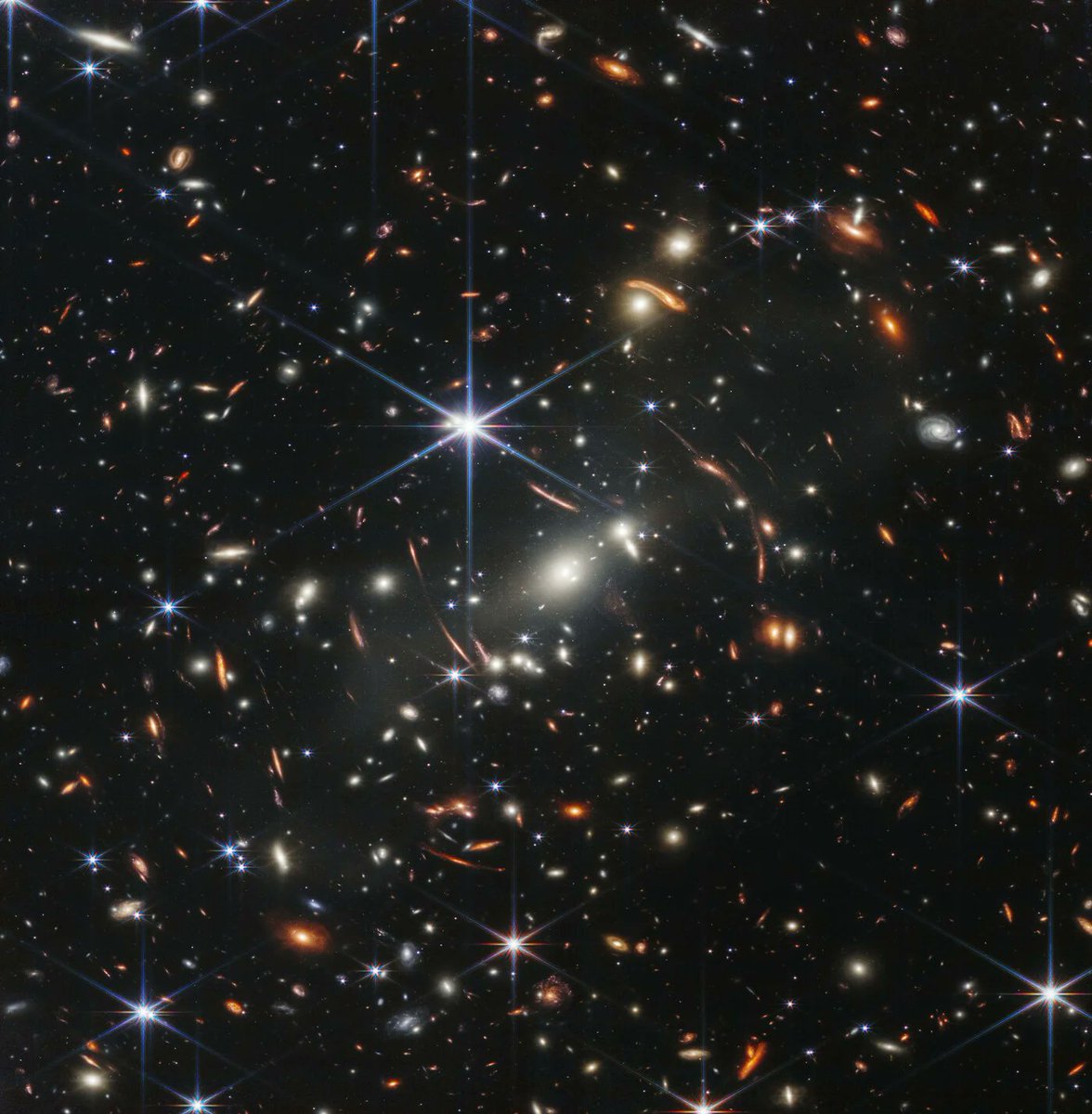 EL WEBB CUMPLE 2 AÑOS - SUPER HILO DE FIN DE AÑO

El 25 de diciembre de 2023 se cumplieron 2 años del lanzamiento del Telescopio Espacial James Webb.

Despidamos el año con algunas imágenes ya icónicas de este poderoso instrumento científico.

 📸Lente gravitacional en SMACS 0723