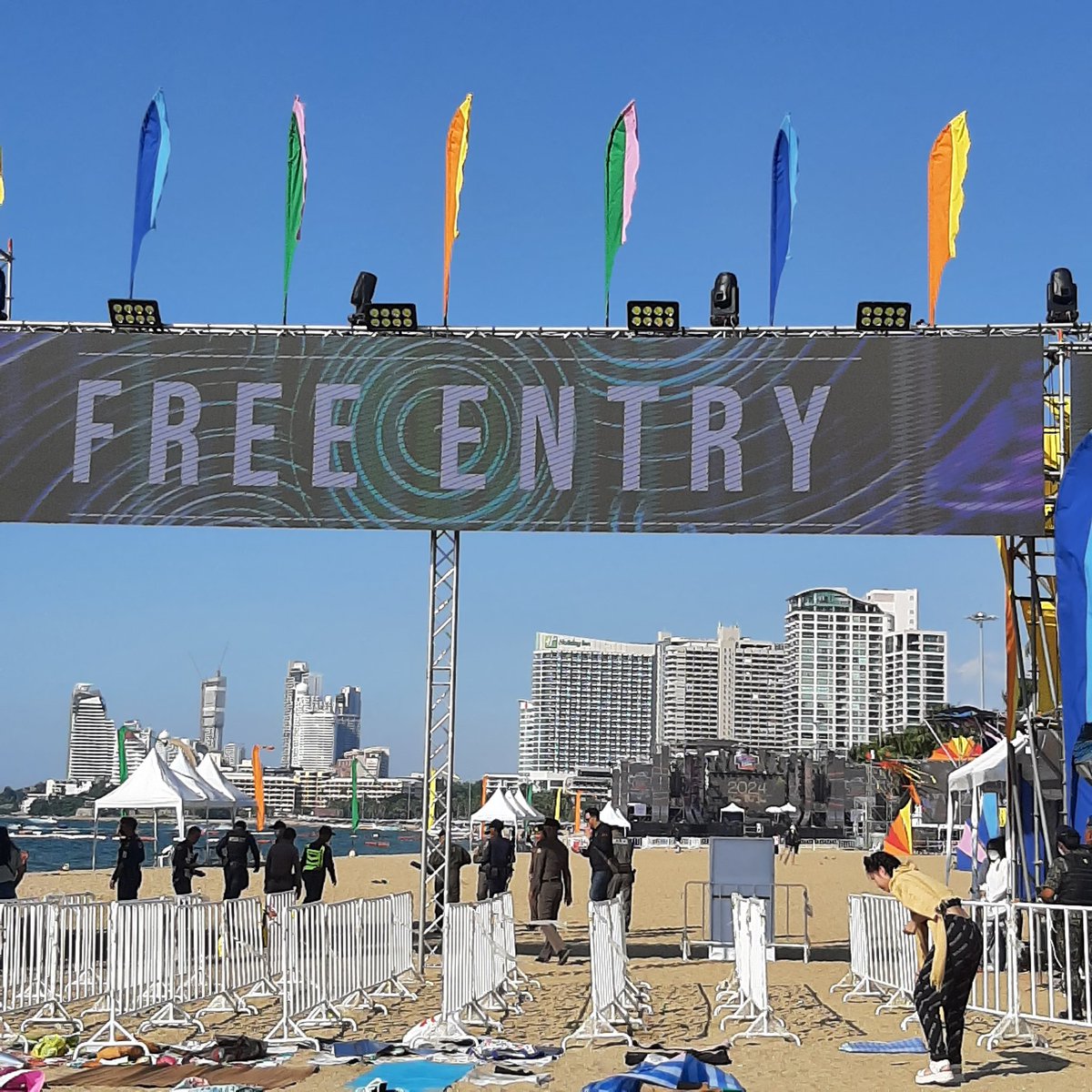 p_pimsri1's tweet image. ร้านรวงมากมาย  จับจ่าย ออเจ้า 
เวทีเล่า แสนไกล  ร้อนหลาย อกเอ๋ย 
หาที่อยู่ที่พัก เย็นๆนะ เจ้าเอย 
ผช อีกนานเลย พ่อคุณเจ้า จึงมา
@peckpalit
#Mono29Pattaya2024xPeck 
#Mono29 #E29
#เป๊กผลิตโชค
#PeckPaLitChoke