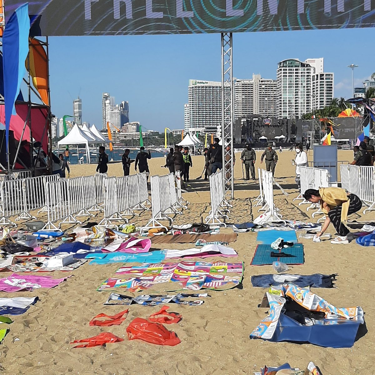 p_pimsri1's tweet image. ร้านรวงมากมาย  จับจ่าย ออเจ้า 
เวทีเล่า แสนไกล  ร้อนหลาย อกเอ๋ย 
หาที่อยู่ที่พัก เย็นๆนะ เจ้าเอย 
ผช อีกนานเลย พ่อคุณเจ้า จึงมา
@peckpalit
#Mono29Pattaya2024xPeck 
#Mono29 #E29
#เป๊กผลิตโชค
#PeckPaLitChoke