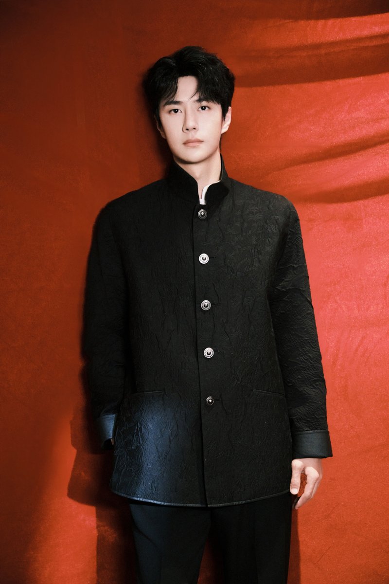 Ponpon6334's tweet photo. 微博 YIBO-OFFICIAL
｢王一博は新中国式スーツで東方気韻を披露し、今夜21時に〝出航2024-CCTV年越しパーティー〟をロックし、一緒に2024に駆けつけます！」

まさか2つの番組で出演時間が被ることはないだろうけど、何とか両方フルで観たい🥺とりあえずお風呂入ってカフェイン注入して待機します💕 https://t.co/pARuJOEXlA