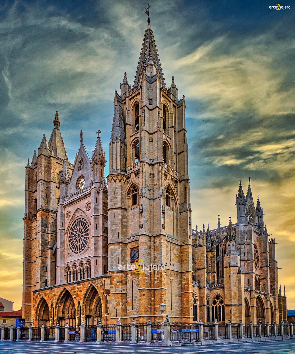 La Catedral de León, iniciada en el S. XIII, es una de las grandes obras del arte gótico en España. Debido a su belleza es conocida como la Pulchra leonina 
#Feliz2024 #FelizNochevieja #NewYear2024