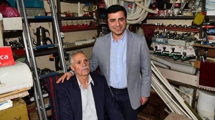 Sevgili Selahattin Demirtaş’ın babası #TahirDemirtaş vefat etmiştir. Başta Demirtaş ailesi olmak üzere Kürt halkının başı sağ olsun mekanı cennet olsun 🙏