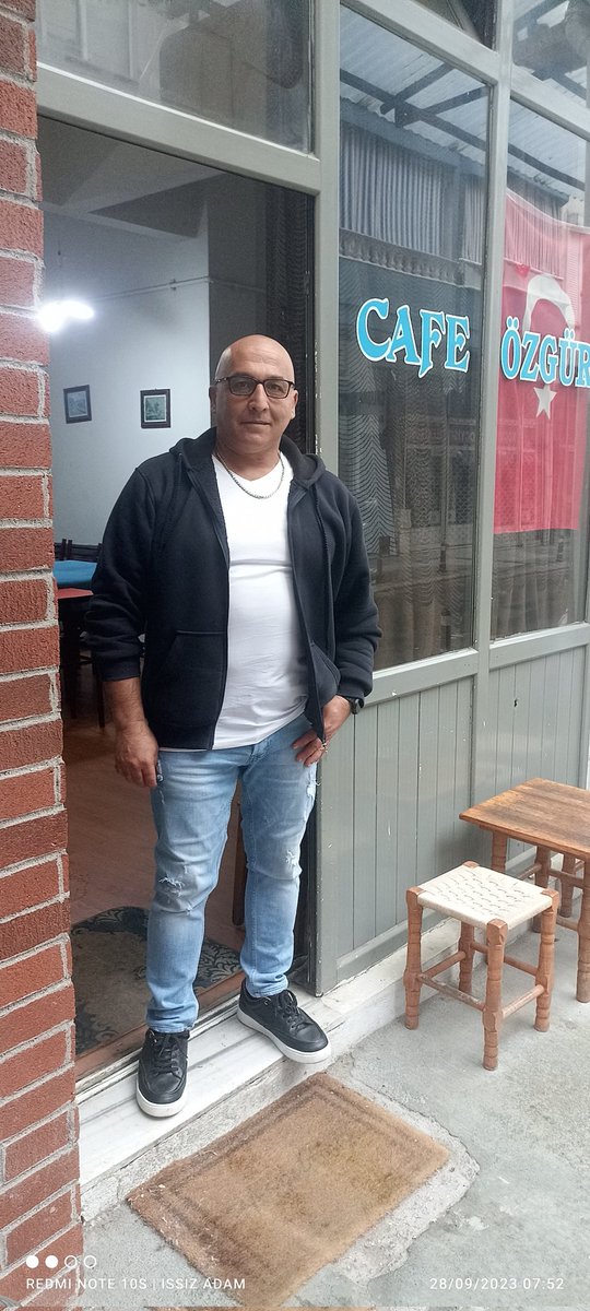 Yıllara değil, anlara inanıyorum ben. Hiçbir yıla girerken keskin hedefler koymadım, yine koymuyorum. Biriktirdiğim tebessüm anlarını çoğaltmayı, herkes de tebessüm anları yaratmayı diliyorum sadece. Bol tebessümlü yıllarınız olsun.☺️🎈🎊🌺🌷💐