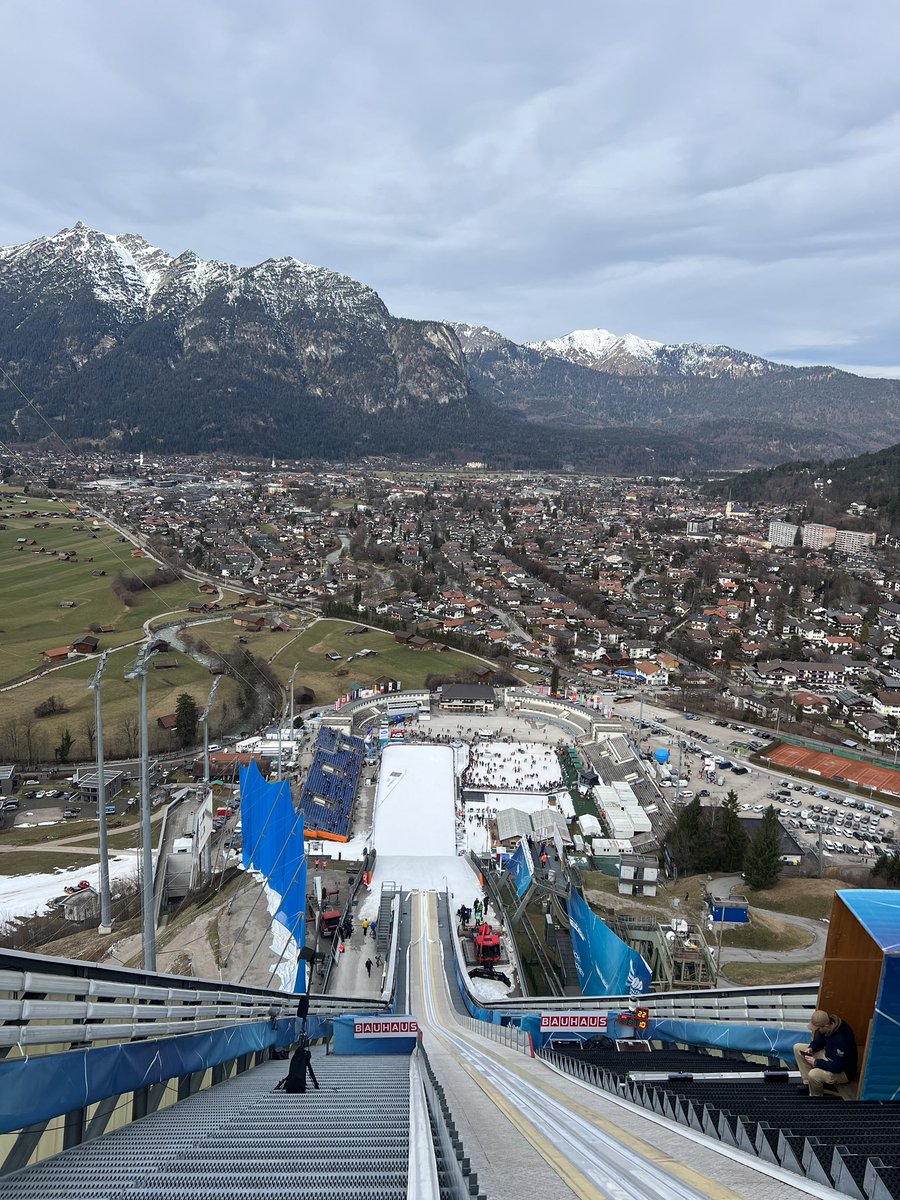 Gap_Skispringen's tweet image. Ausblick von der Olympiaschanze! 👁️📸
Training beginnt 🔜 

#neujahrsskispringen #vierschanzentournee #garmischpartenkirchen