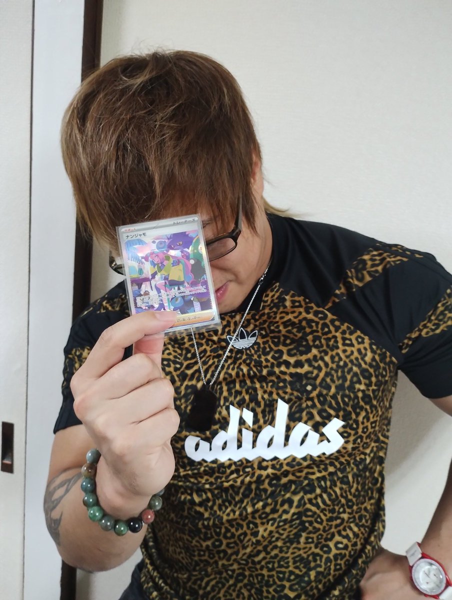 lee_7122's tweet photo. 大晦日！
忘年会で皆んなでポケモンカードを開封しました！
凄いカードを当てたみたいです

2023年ありがとうございました

#ポケカ開封
#ナンジャモ
#DRAGONGATE https://t.co/tAsJjSiV0f