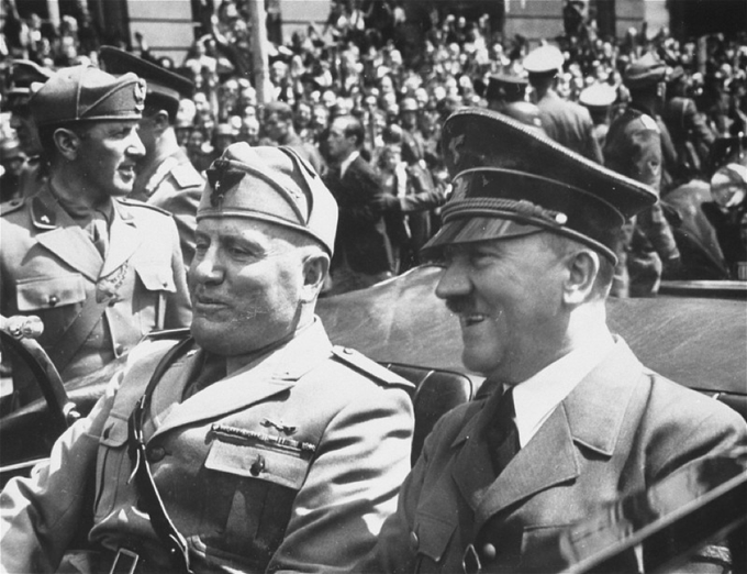 «As the documentary was being screened in the Giulio Cesare cinema, the moment when the Duce meets Hitler, a member of the public shouted 'Whoresons' and ran off...» Official police report, #Rome, #31December 1943 (@ANPIRomaPosti) #31dicembre Buon 2024 Buon anno Happy New Year