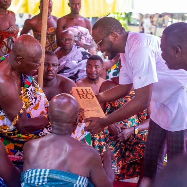 It was a profound honor and humbling experience for me to present my CNN Hero Award to Otumfuo Nana Osei Tutu II - Asantehene.

At @OKBFoundation, our vision is to bring quality and timely healthcare to rural and underserved communities. #CNNHeroes #CommunityHealthcare