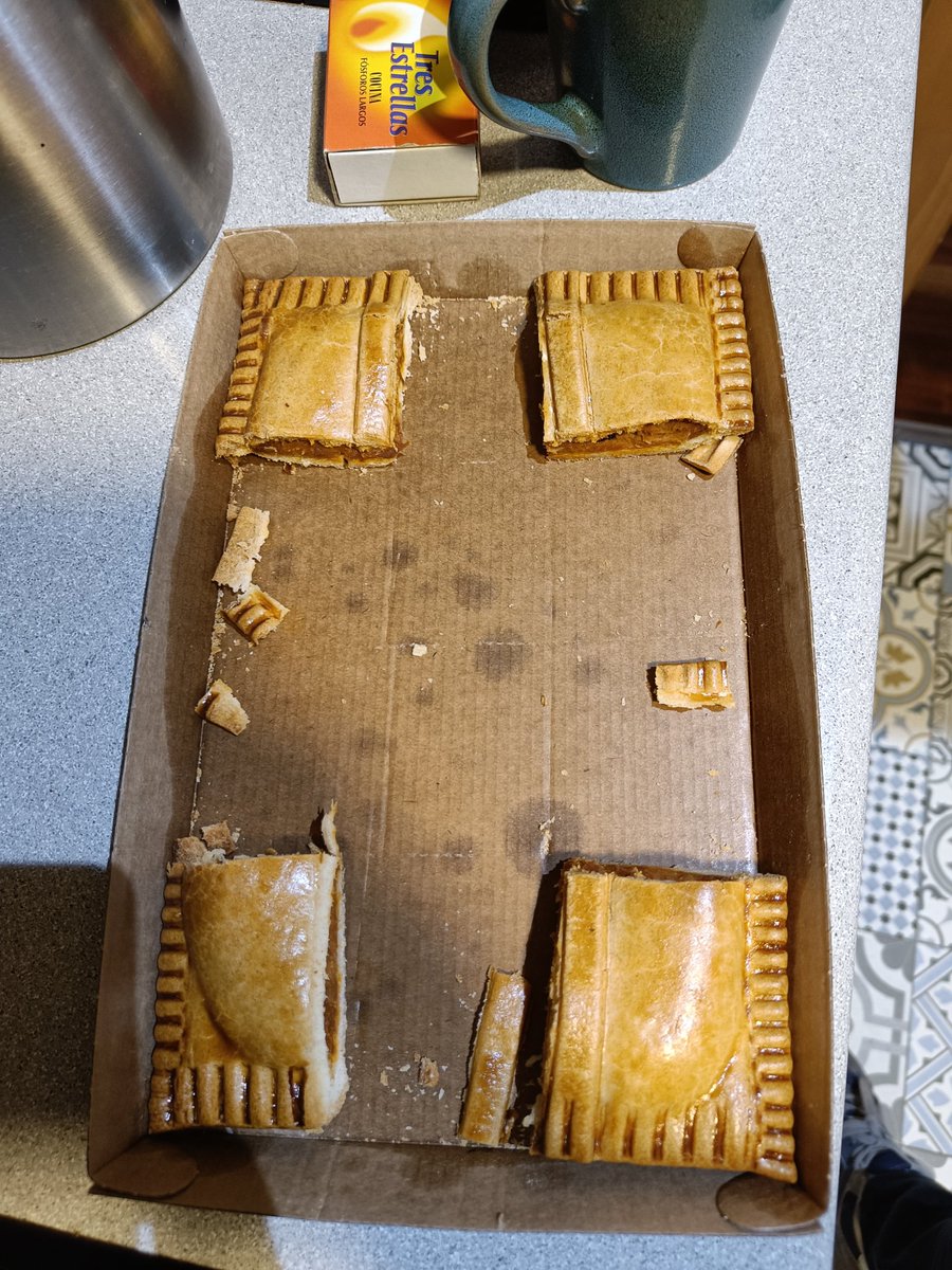 Fetocu's tweet photo. Tinc sospites que la part bona de l'empanada està al mig https://t.co/xdbQoiBVVD