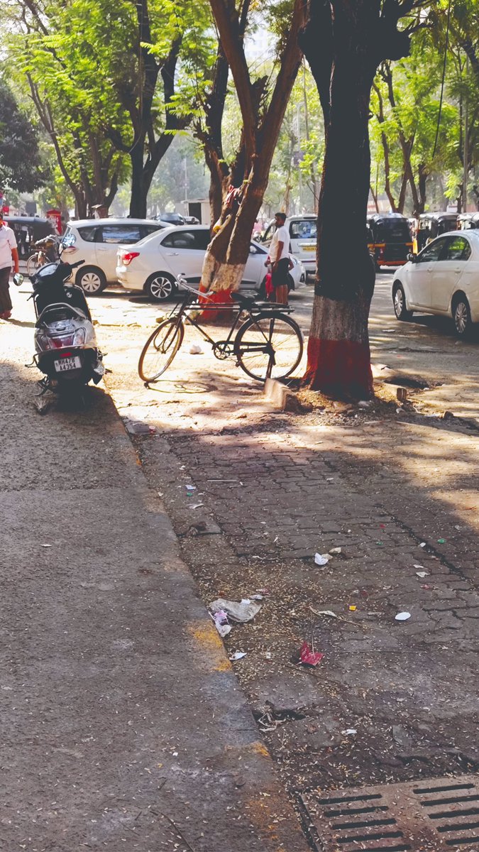 Mr Shinde is coming to Thakur Village, Mumbai today so working class streets vendors' stalls have been removed. All these areas would usually be filled with the stalls have been removed since a week now.