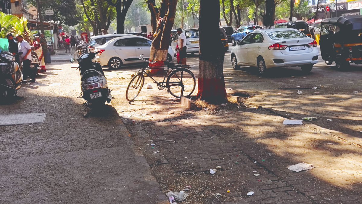 commierealnesss's tweet photo. Mr Shinde is coming to Thakur Village, Mumbai today so working class streets vendors' stalls have been removed. All these areas would usually be filled with the stalls have been removed since a week now. https://t.co/8E2zmhLtVH