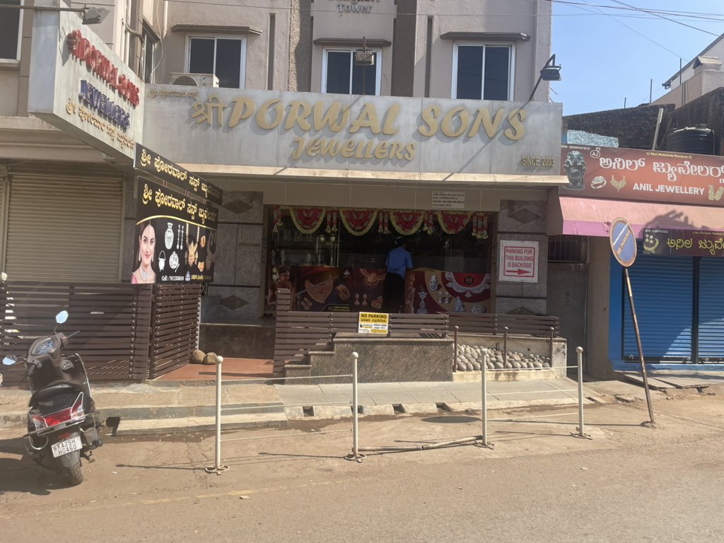 Imdileepshankar's tweet photo. Dear @compolhdc @HdmcHubliDwd 

I request the concerned department to hav look on these activity of occupying platform &amp; pathways area. Seen threatening of people by shop keeper. if any one stop vehicle in-front of the store. So, Does department provided any additional permission https://t.co/jz8lIcOsXb