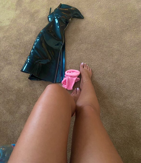 Clean my boots, bitch! Lick em clean! If you do a good job maybe I&rsquo;ll let you softly kiss my feet and<a href="/tag/wrinkledsoles"class="tags"><span>#wrinkledsoles</span></a>