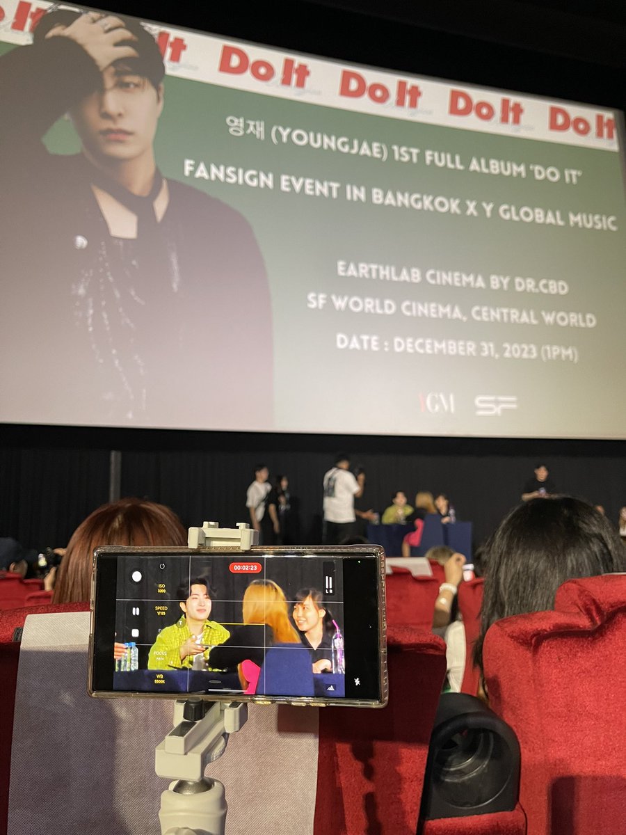 happypunyoung's tweet photo. ขอบคุณที่ชั้นแบกขาตั้งกล้องมา 😭😭😭
มือสั่นมากแก ยองแจหล่อมากกกก

'DO IT' FANSIGN EVENT IN BANGKOK
#CYJ_Do_it_FansigninBKK https://t.co/ftgOWZnI7z