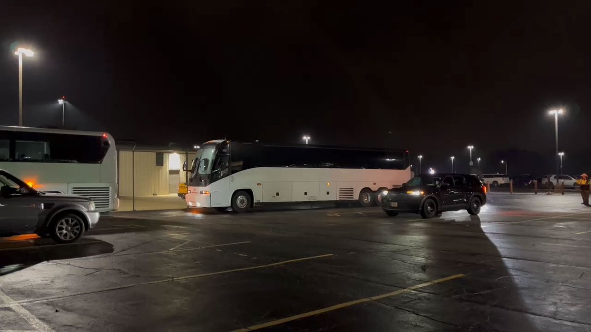 MyStateline's tweet photo. Plane carrying Texas migrants to arrive at Rockford airport https://t.co/oJMFkIF7jh https://t.co/6EfmVwUEXm