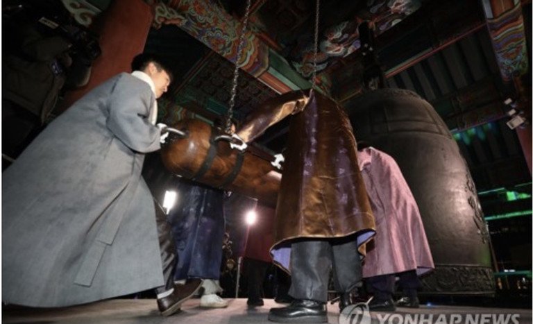 #tintuc
Hãng tin Yonhap dẫn lời các quan chức thủ đô Seoul của Hàn Quốc hôm nay (31/12) cho biết, năm nay lễ rung chuông vào đêm giao thừa ở trung tâm thủ đô sẽ gồm nhiều màn trình diễn khác nhau và dự kiến thu hút khoảng 100.000 người. Lễ rung chuông lúc nửa