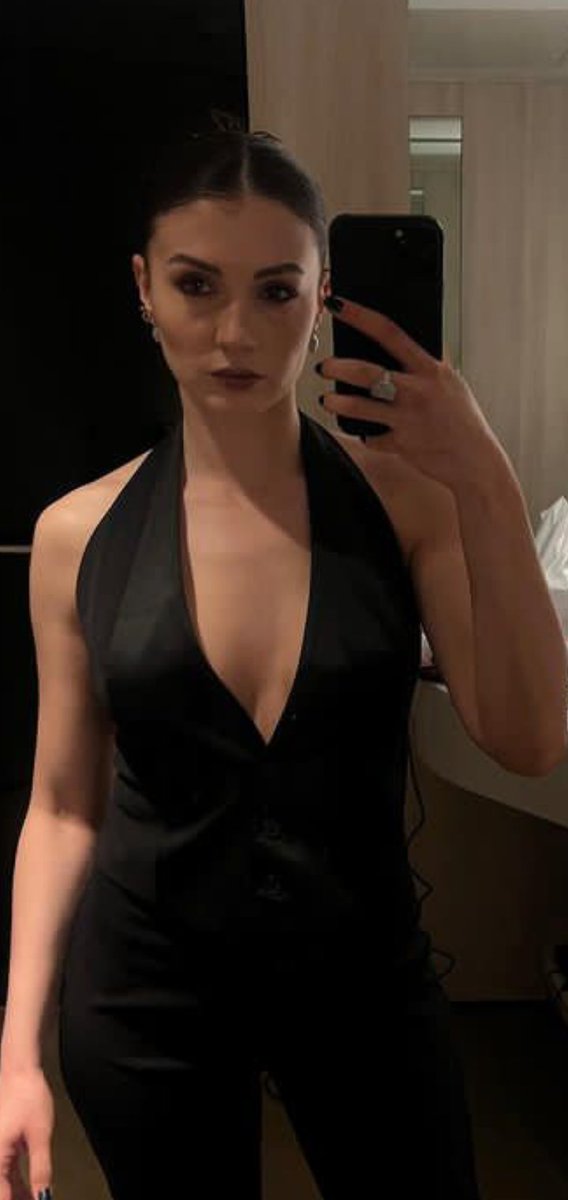Burcu Özberk 🔥 göğüsler falan mükemmel ötesi bu hatunda