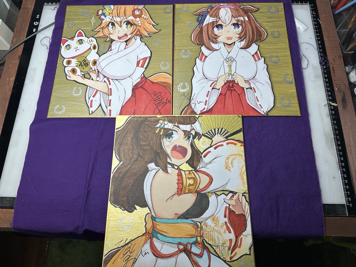 今年はコミケに参加できなかったので、ウマ娘枠で年末年始用で豪華感が出るよう金背景で色紙描きましたー マチカネフクキタル、メイショウドトウ、イナリワン  良ければ是非🙇‍♂️🙇‍♂️ #ウマ娘  アナログ色紙(おまかせ | たるたる!そーす店  #booth_pm