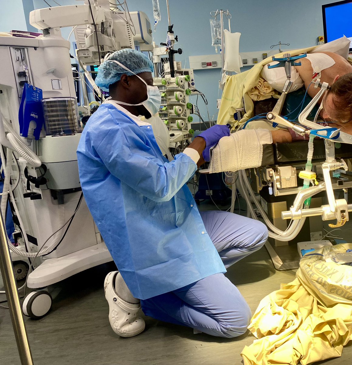 cyriltrd's tweet photo. Mamadou est aide-soignant, au bloc de l’hôpital Lariboisière depuis 4 ans. 
Chaque matin, à genoux pour le soin…
🙏 Mamadou et à tous les autres aussi. https://t.co/niEssRq9CH