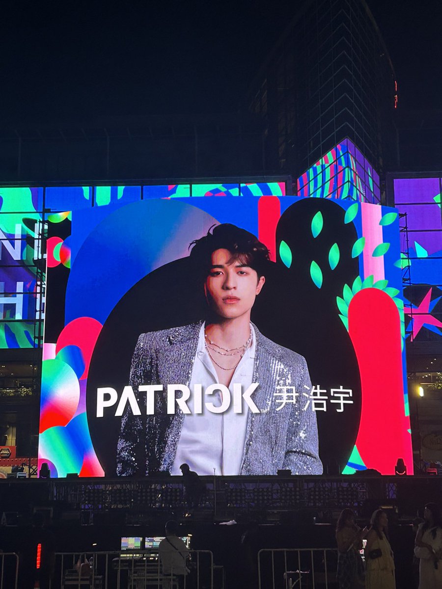 eintentofficial's tweet image. คืนนี้เจ้าปลาดาวพร้อม Countdown ไปกับ #แพทริค กันหรือยัง คืนนี้มาโบกแท่งไฟสีชมพูช่วง Stage ของแพทริคไปด้วยกัน ใครที่ยังไม่มีเสื้อสีชมพูและแท่งไฟ วันนี้ทีมงานนำมาจำหน่ายเพิ่มเล็กน้อยนอกเหนือจากผู้ที่นัดรับ สามารถมาซื้อได้ที่ CentralwOrld สตาร์บัค ชั้น 1 นะคะ…